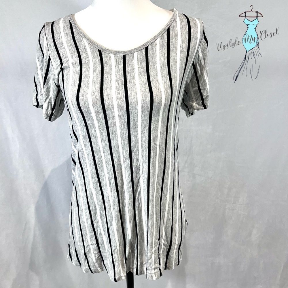 LuLaRoe gray black and white vertical striped classic Tee size small